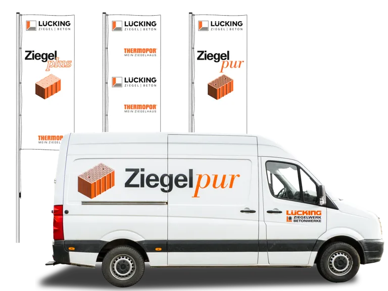 Foto und Zeichnung: Transporter mit „Ziegelpur“ Werbe-Beklebung; im Hintergrund drei Hissfahnen mit den Motiven: „Ziegelplus“, „Ziegelpur“ und dem ausschließlichen Firmenlogo.