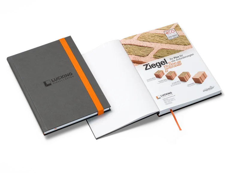 Foto: Notizbuch-Werbeseite: Ziegelplus Markenkampagne mit Abbildung des gefüllten Ziegels im Detail und der Produktreihe, bestehend aus vier Ziegeln.