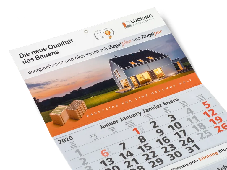 Foto: Wandkalender als Teil einer Imagekampagne mit der Botschaft: „Die neue Qualität des Bauens“ stimmungsvolles Keyvisual: hell erleuchtetes Einfamilienhaus kurz nach Sonnenuntergang.