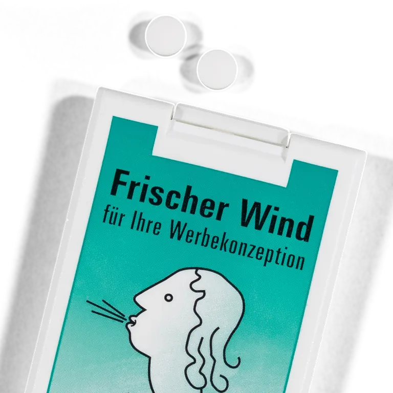 Foto: Pfefferminz-Spender, Motiv gezeichnete Person, die Luft ausbläst, Headline: Frischer Wind für Ihre Werbekonzeption