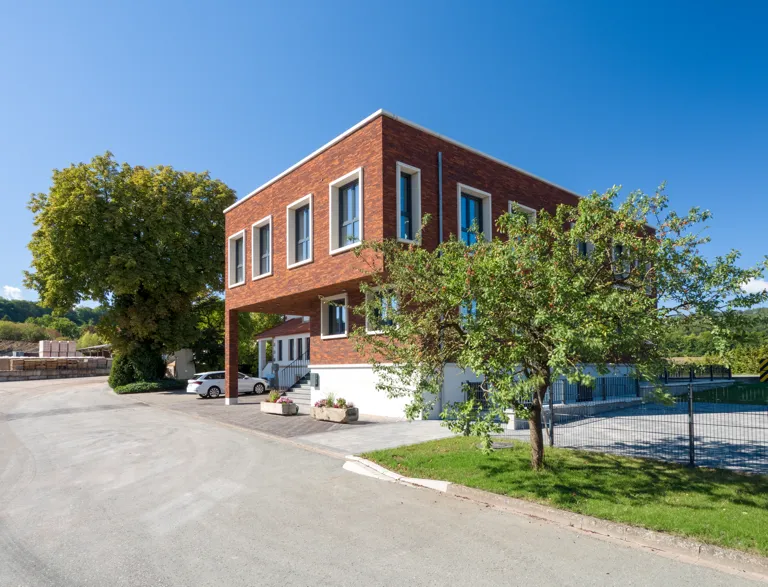 Foto: Architekturaufnahme eines Verwaltungsgebäudes mit Klinker-Riemchen-Fassade.