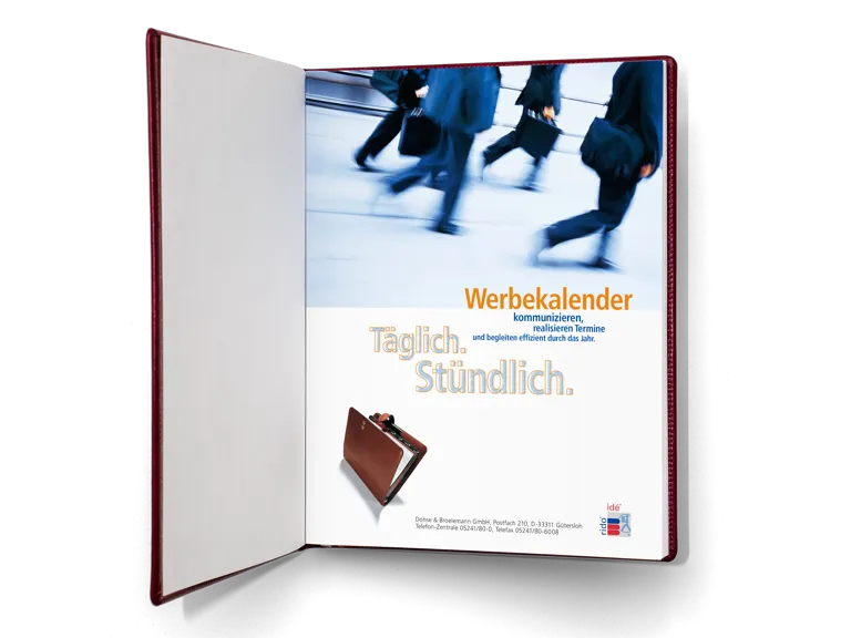 Foto: Anzeige als Vakatblatt im Kalender. rido/idé Kampagnenmotiv: vorbeieilende Geschäftsleute mit Aktenkoffern, Motto: Werbekalender … Täglich. Stündlich.