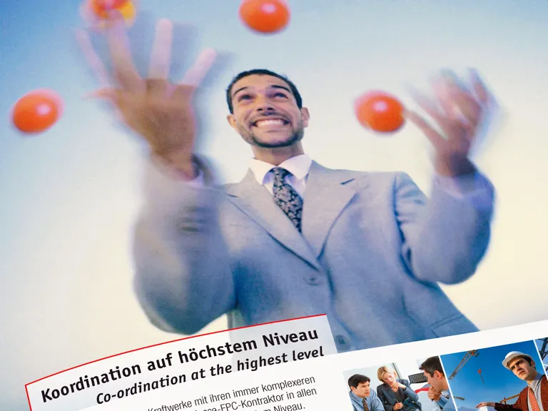 Foto: Technip Kampagnenmotiv: Mann im Business-Outfit jongliert mit roten Bällen, Headline: „Koordination auf höchstem Niveau“