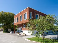 Foto: Architekturaufnahme eines Verwaltungsgebäudes mit Klinker-Riemchen-Fassade