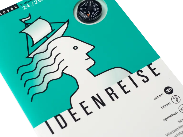 Foto: Illustratives Key Visual der Ideenreise. Ein Mensch mit einem Boot unter vollem Segel auf dem Kopf.