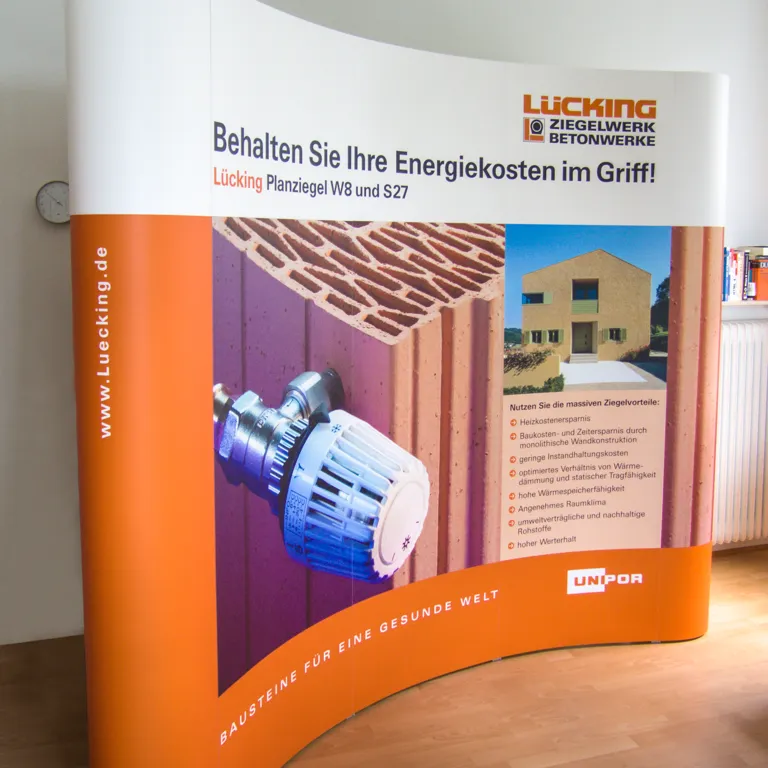 Foto: Popup zum Thema: „Behalten Sie Ihre Energiekosten im Griff!“ dargestellt mit einem Thermostat an einem Ziegel.