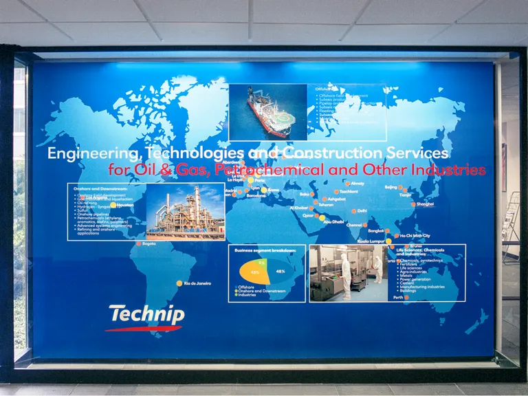 Foto: Front-Aufnahme der Technip Ausstellungswand, siehe Haupttext