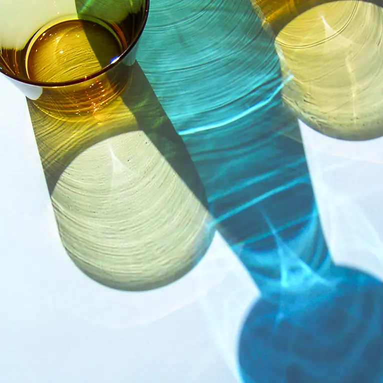 Foto: Licht das sich in farbigem Glas bricht und Schatten wirft.