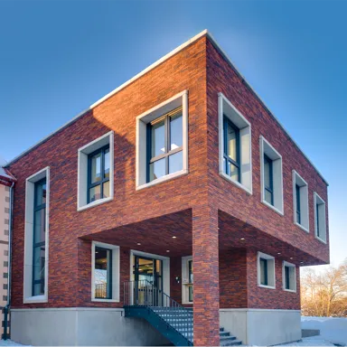 Foto: Architekturaufnahme eines Verwaltungsgebäudes mit Betonung der kubischen Form